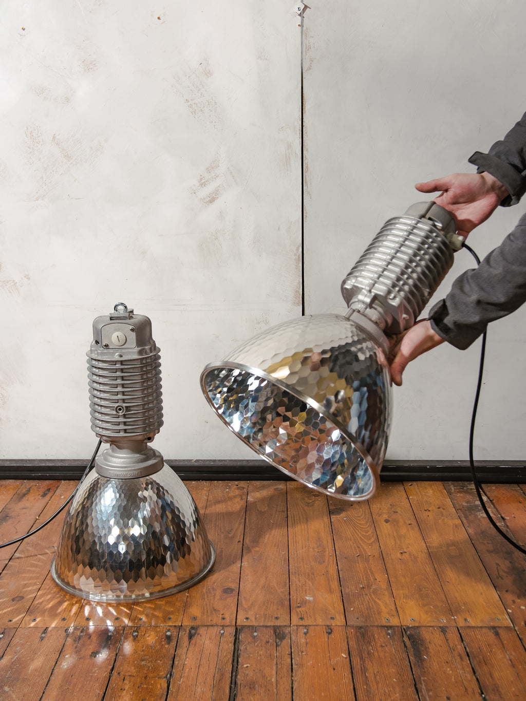 Hanglamp Zumtobel Staff uit de jaren 80, ontworpen door Charles Keller, originele industriële designlamp, zilverkleurige kap, Oostenrijkse vintage verlichting.