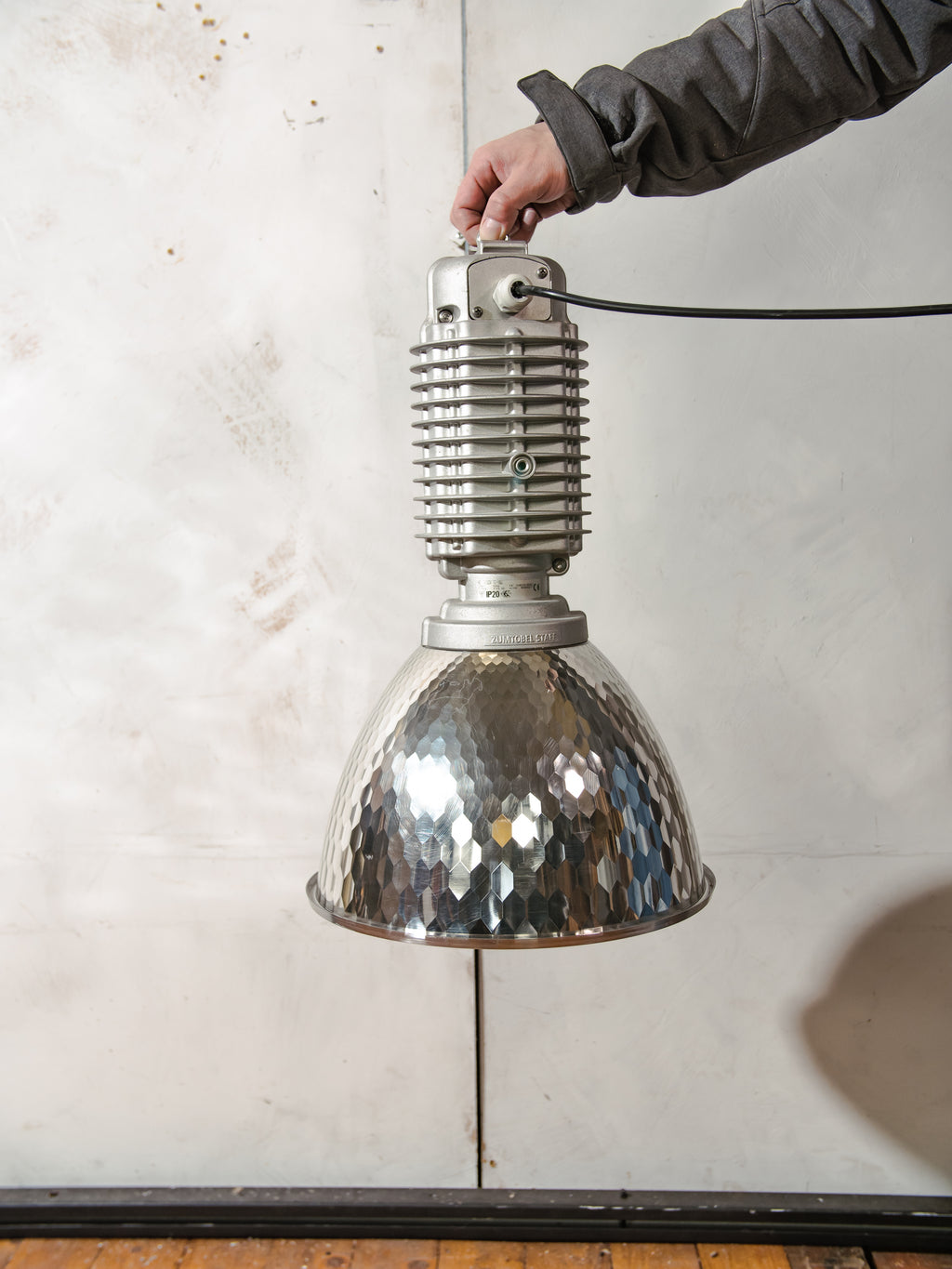 Hanglamp Zumtobel Staff uit de jaren 80, ontworpen door Charles Keller, originele industriële designlamp, zilverkleurige kap, Oostenrijkse vintage verlichting.