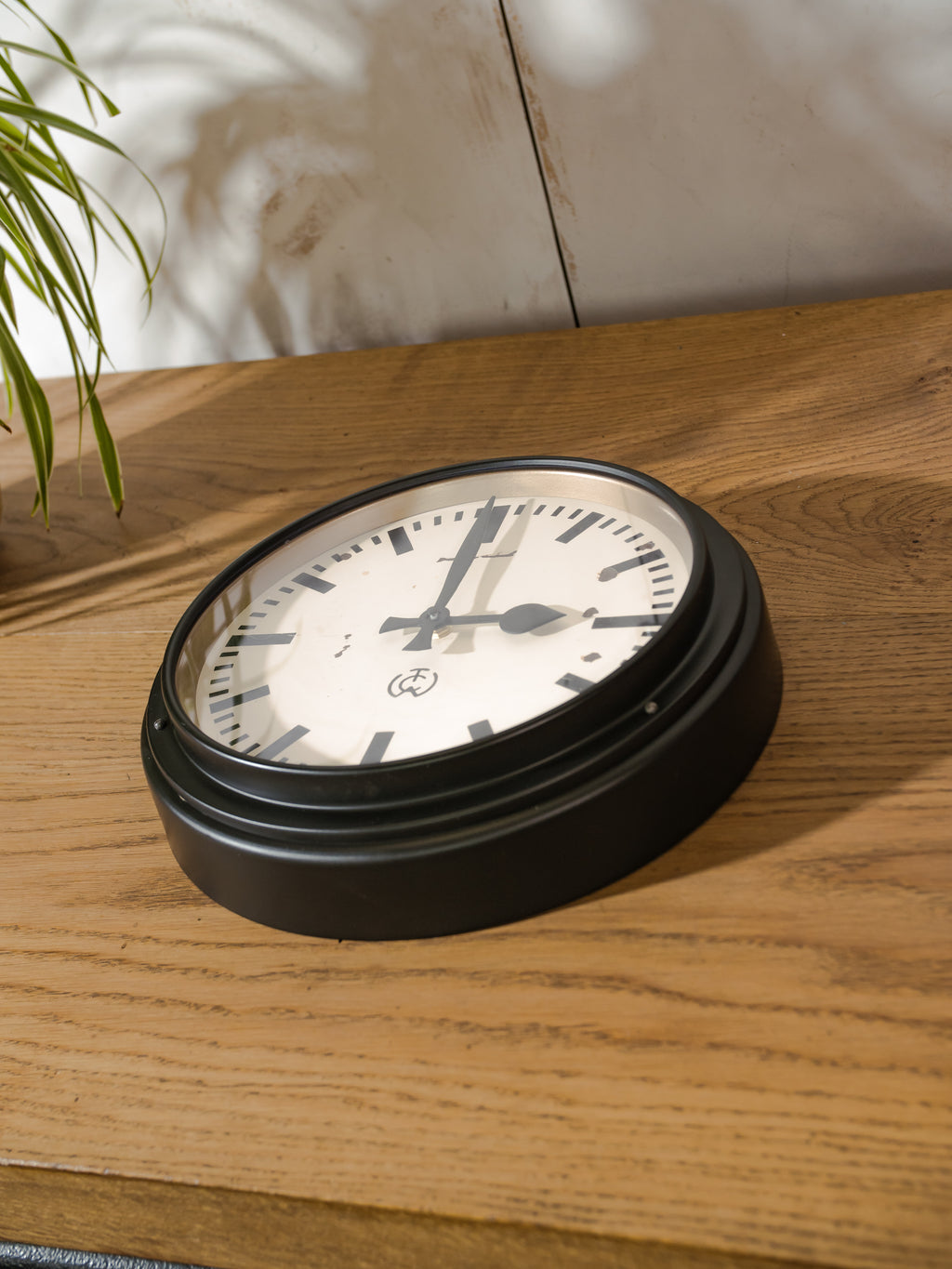 Zwarte industriële wandklok uit de jaren 50 van CTW Carl Theodor Wagner, gemaakt in Duitsland, gerenoveerd quartz uurwerk, ∅32CM