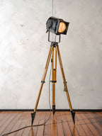 Antieke A.E. Cremer Paris industriële theater spot vloerlamp, zwarte filmverlichting, houten landmeet statief, loftverlichting