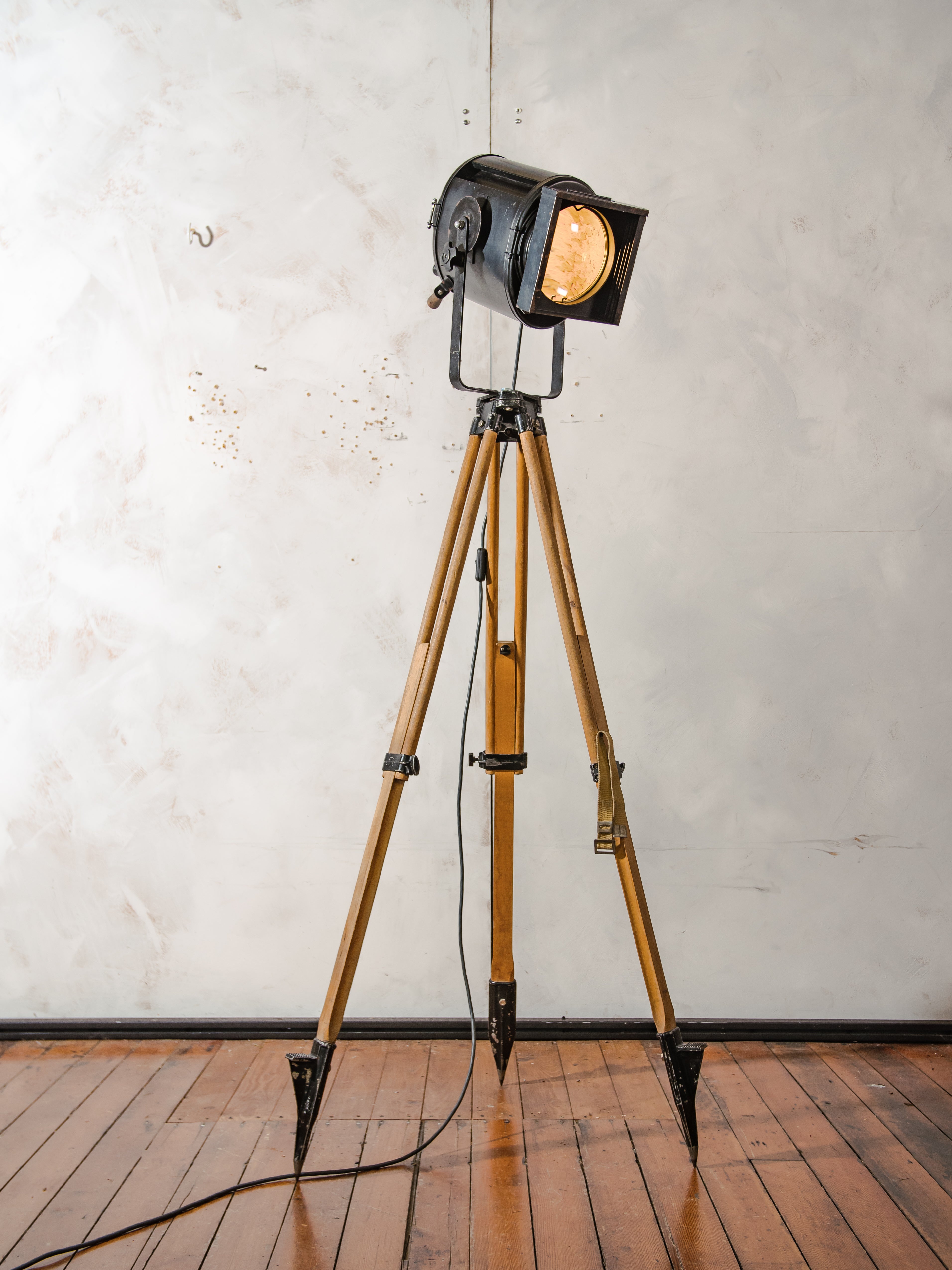 Antieke A.E. Cremer Paris industriële theater spot vloerlamp, zwarte filmverlichting, houten landmeet statief, loftverlichting