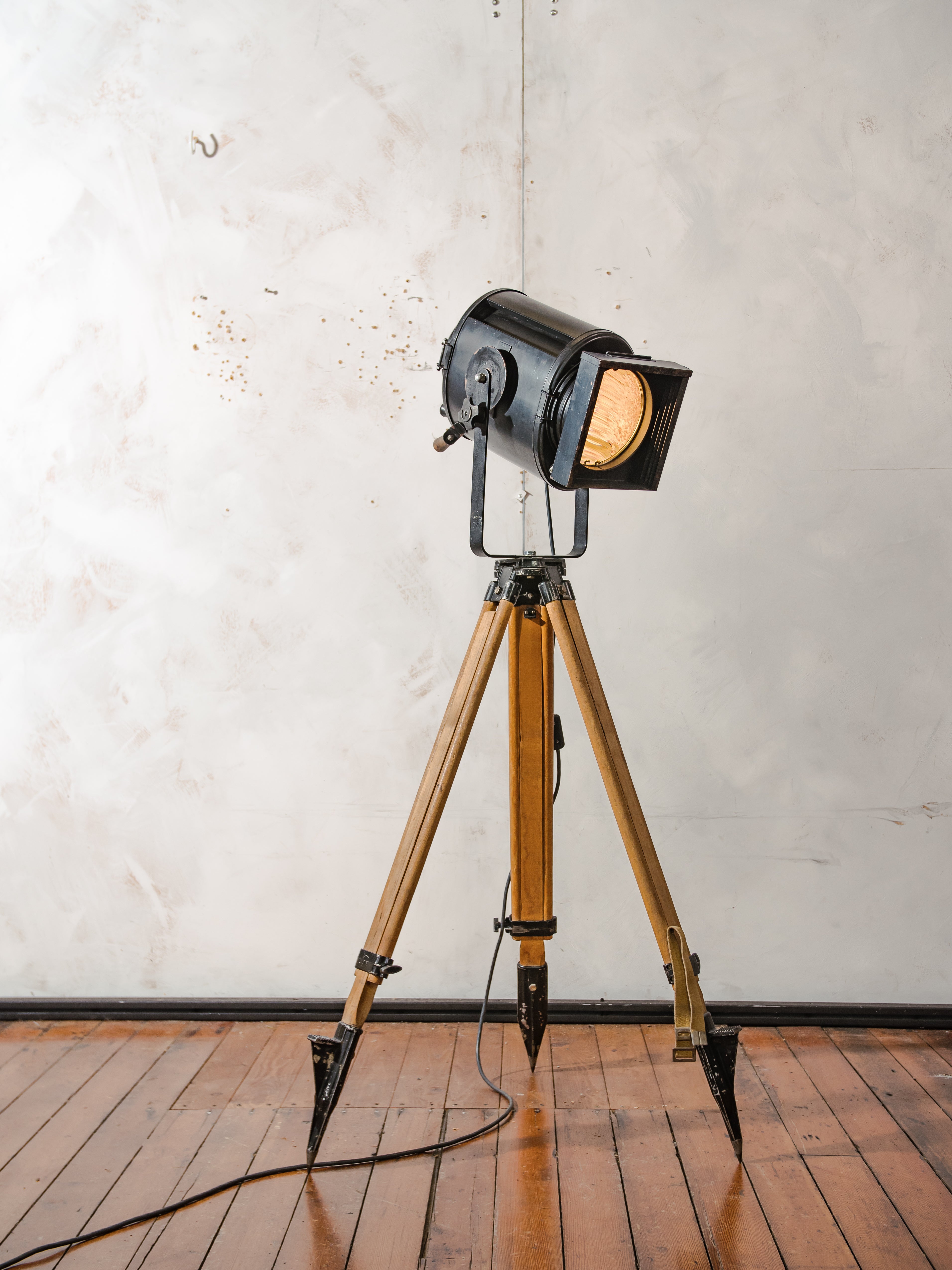 Antieke A.E. Cremer Paris industriële theater spot vloerlamp, zwarte filmverlichting, houten landmeet statief, loftverlichting
