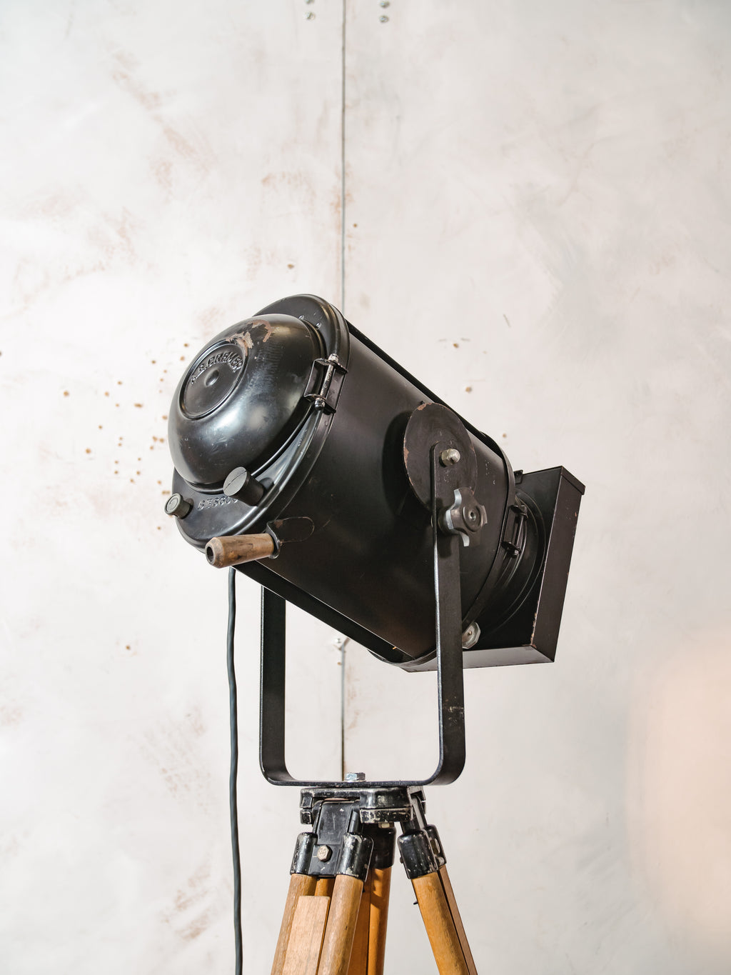 Antieke A.E. Cremer Paris industriële theater spot vloerlamp, zwarte filmverlichting, houten landmeet statief, loftverlichting