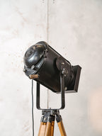 Antieke A.E. Cremer Paris industriële theater spot vloerlamp, zwarte filmverlichting, houten landmeet statief, loftverlichting