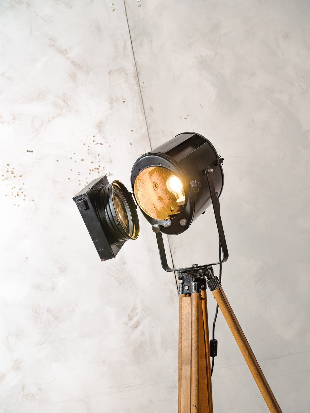 Antieke A.E. Cremer Paris industriële theater spot vloerlamp, zwarte filmverlichting, houten landmeet statief, loftverlichting