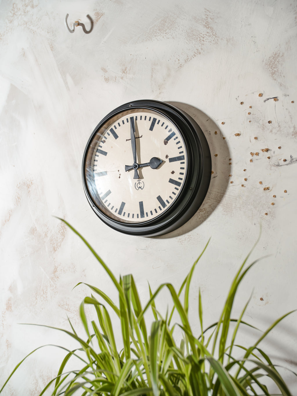 Zwarte industriële wandklok uit de jaren 50 van CTW Carl Theodor Wagner, gemaakt in Duitsland, gerenoveerd quartz uurwerk, ∅32CM
