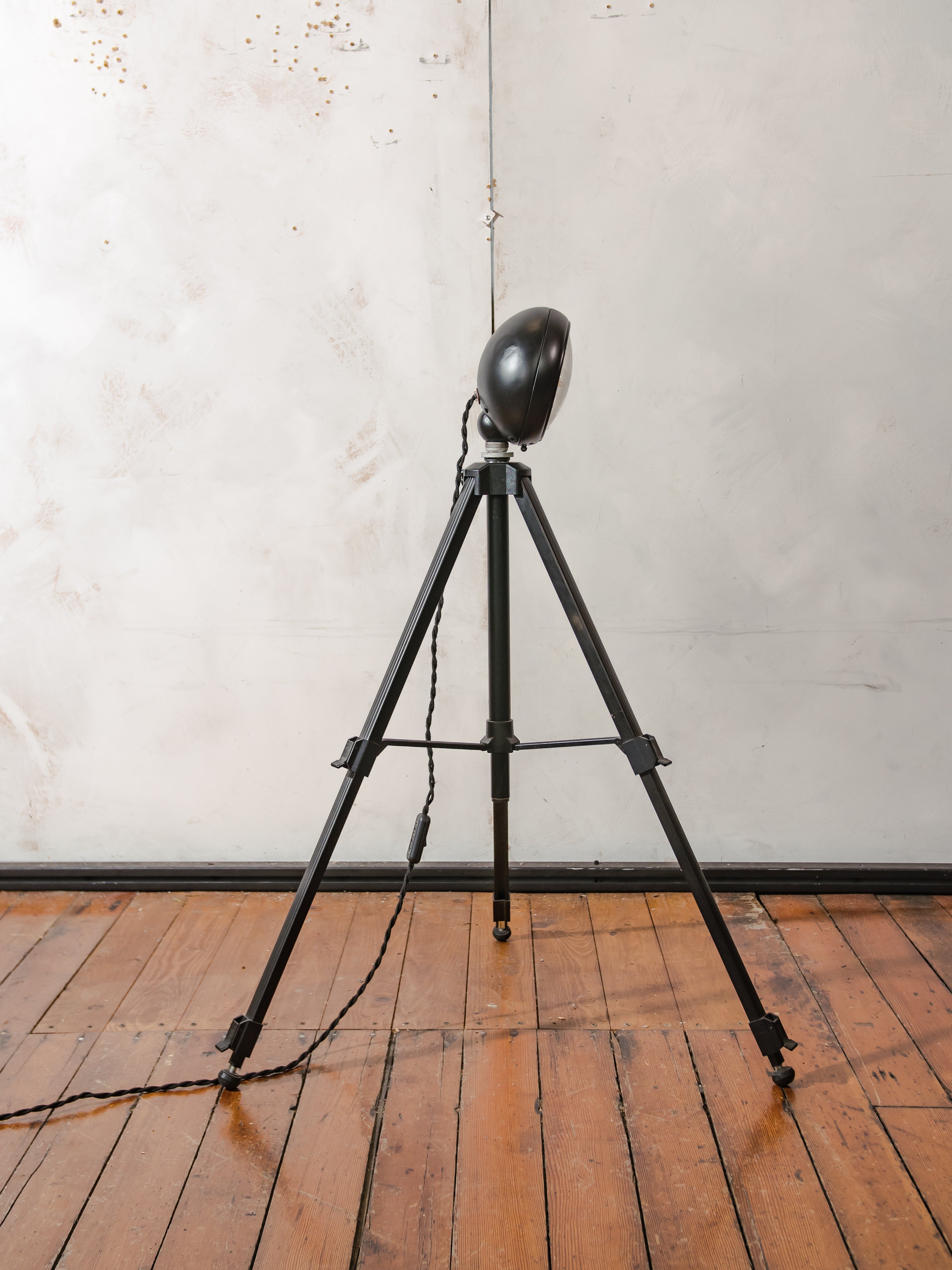 Vintage zwarte tafellamp automotive koplamp op een fotografie statief, verstelbaar tot vloerlamp, spotlight lamp.