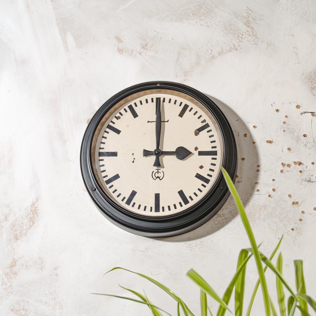 Zwarte industriële wandklok uit de jaren 50 van CTW Carl Theodor Wagner, gemaakt in Duitsland, gerenoveerd quartz uurwerk, ∅32CM