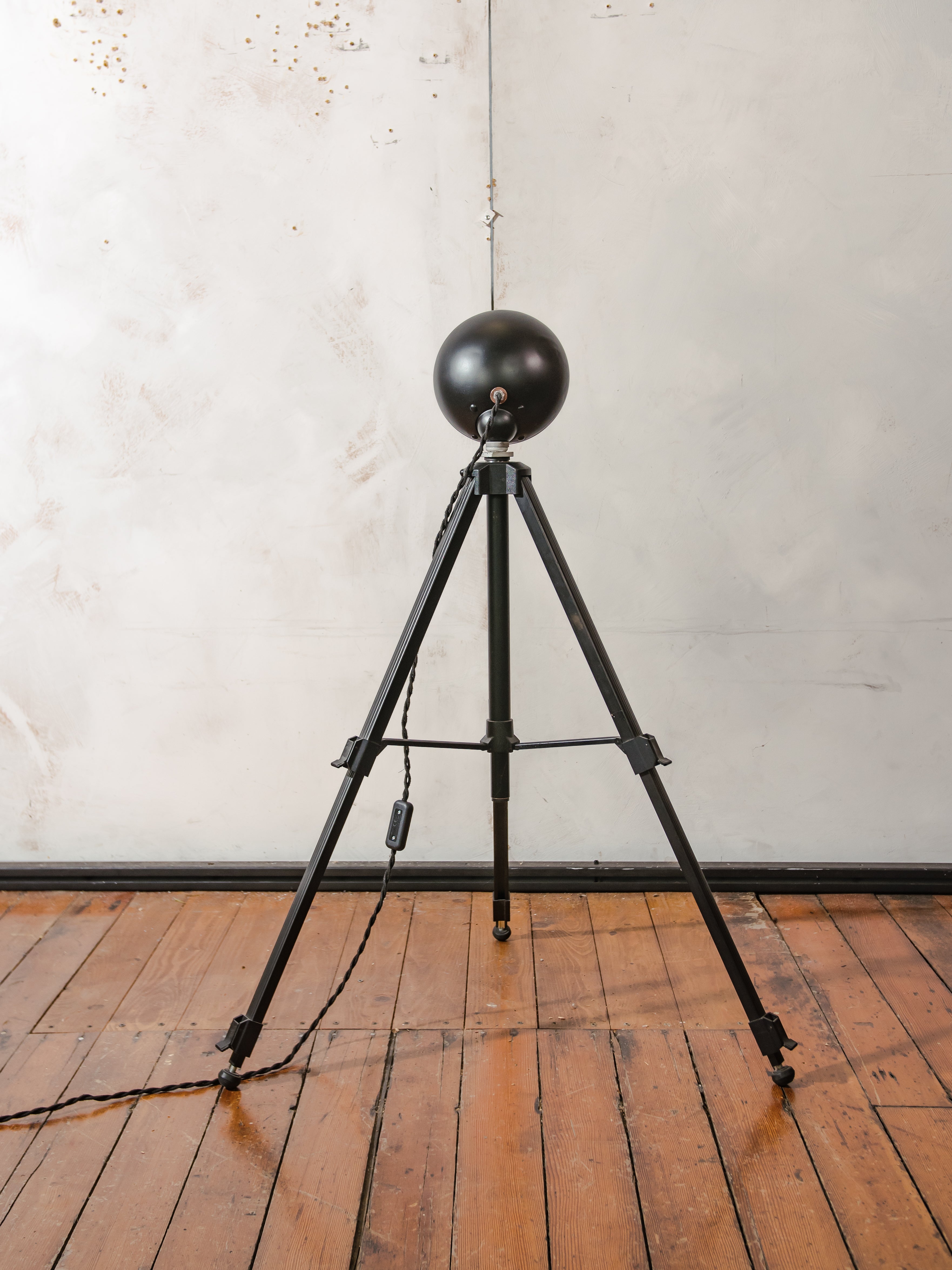 Vintage zwarte tafellamp automotive koplamp op een fotografie statief, verstelbaar tot vloerlamp, spotlight lamp.
