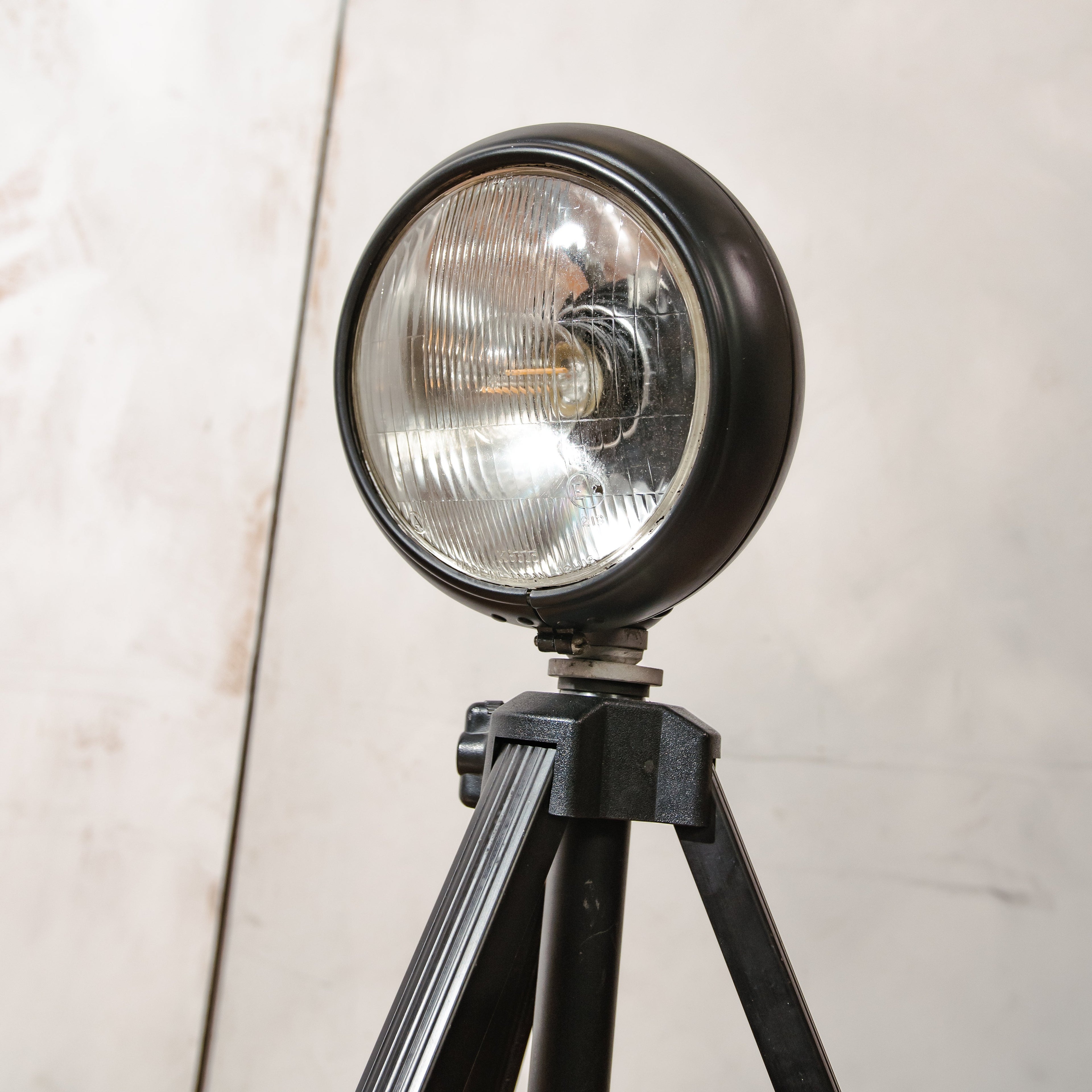Vintage zwarte tafellamp automotive koplamp op een fotografie statief, verstelbaar tot vloerlamp, spotlight lamp.