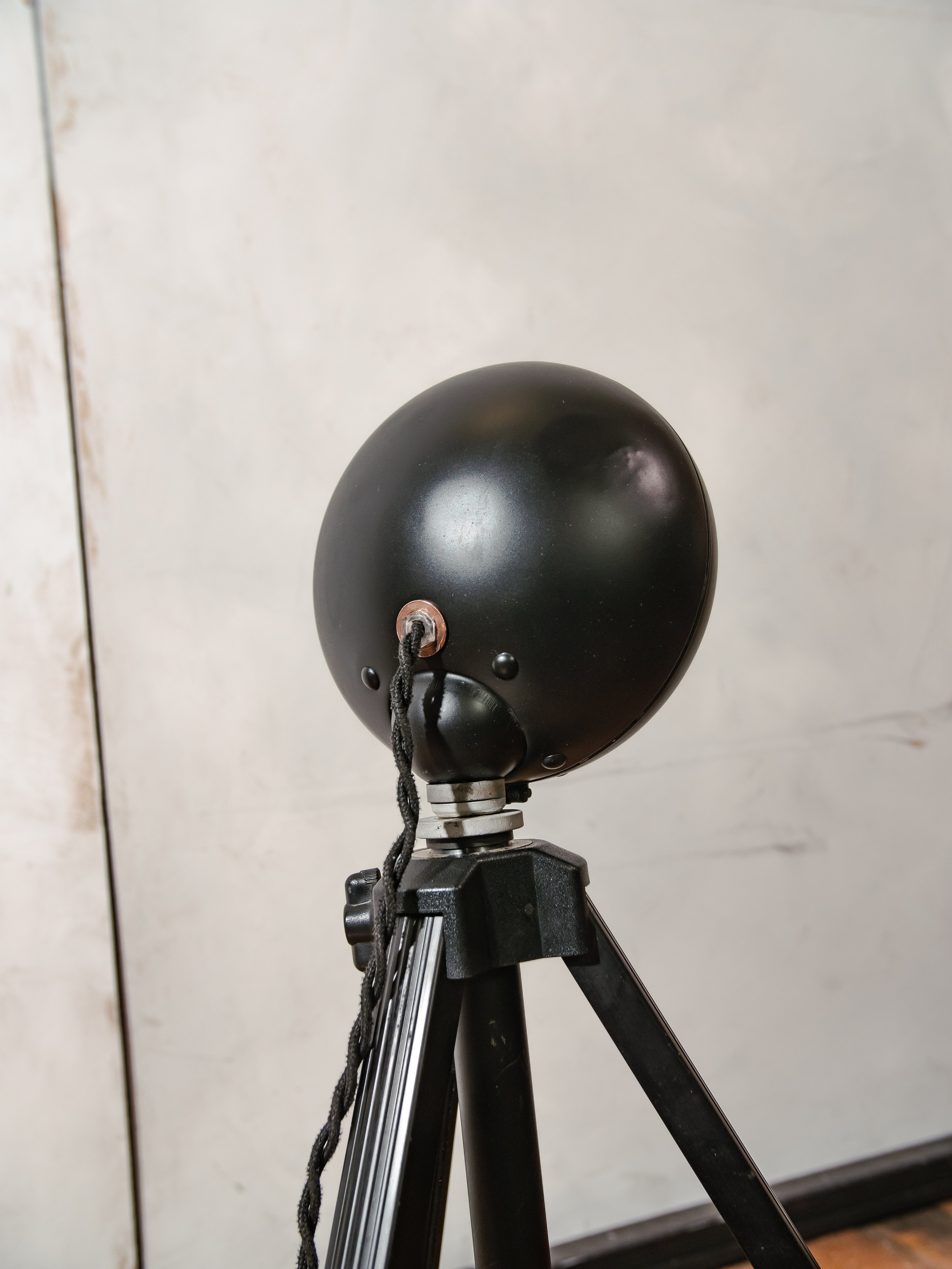 Vintage zwarte tafellamp automotive koplamp op een fotografie statief, verstelbaar tot vloerlamp, spotlight lamp.