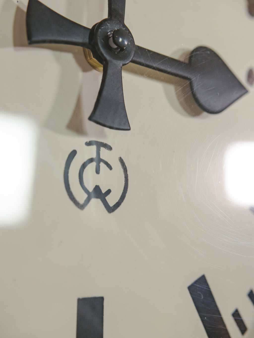 Zwarte industriële wandklok uit de jaren 50 van CTW Carl Theodor Wagner, gemaakt in Duitsland, gerenoveerd quartz uurwerk, ∅32CM