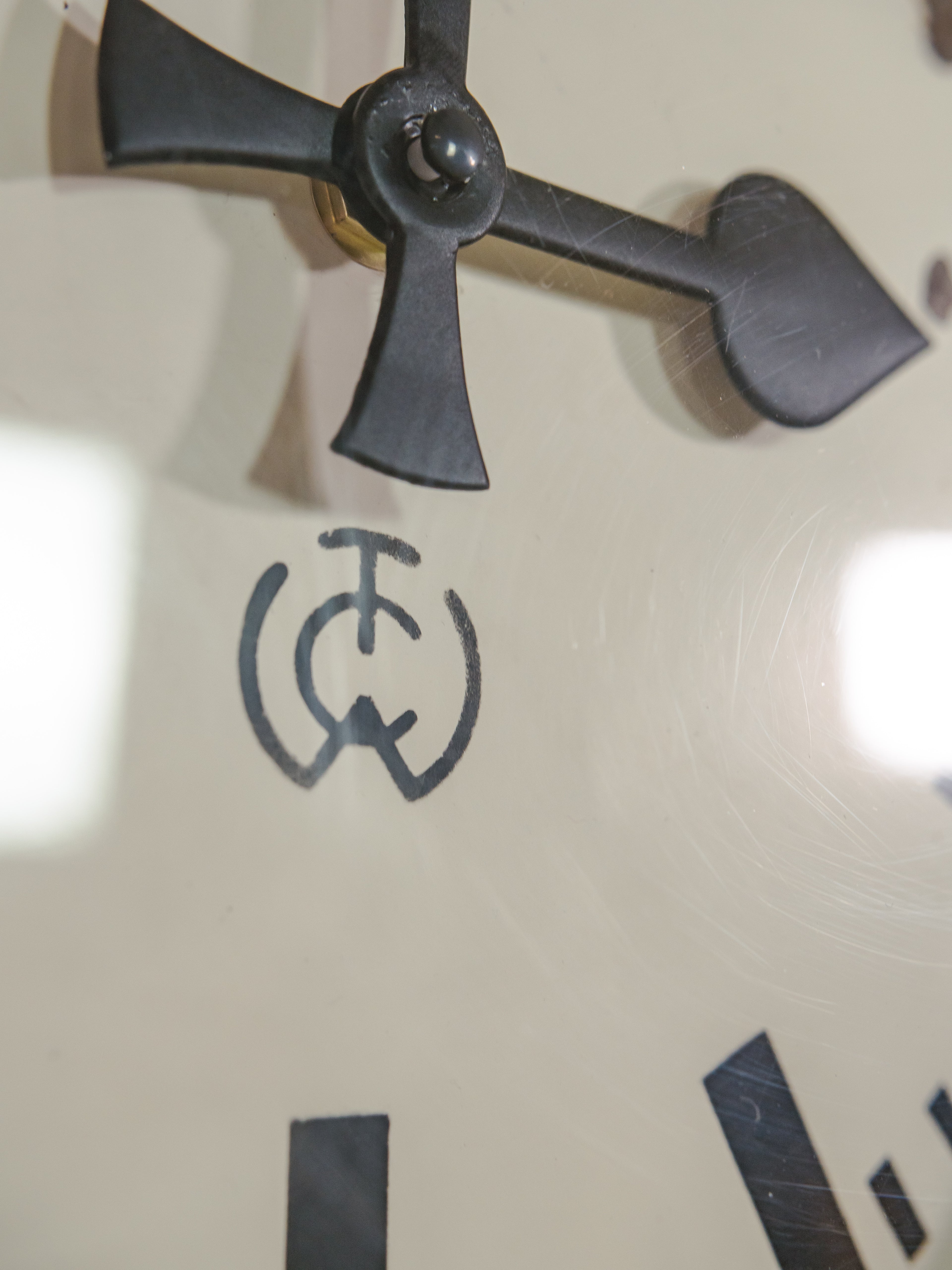 Zwarte industriële wandklok uit de jaren 50 van CTW Carl Theodor Wagner, gemaakt in Duitsland, gerenoveerd quartz uurwerk, ∅32CM