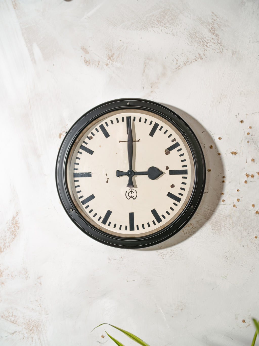 Zwarte industriële wandklok uit de jaren 50 van CTW Carl Theodor Wagner, gemaakt in Duitsland, gerenoveerd quartz uurwerk, ∅32CM