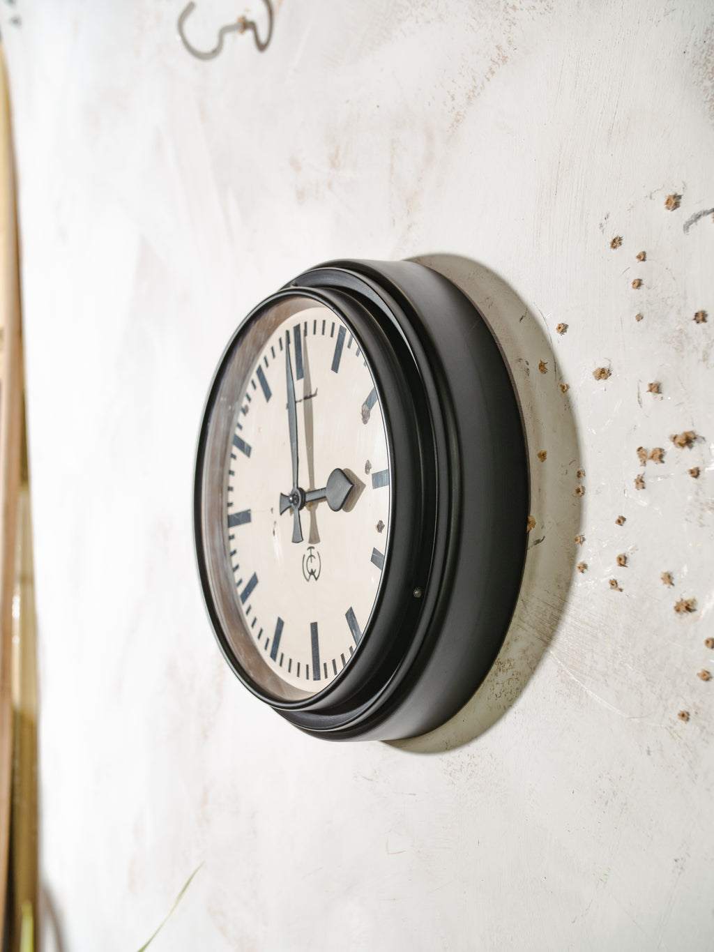 Zwarte industriële wandklok uit de jaren 50 van CTW Carl Theodor Wagner, gemaakt in Duitsland, gerenoveerd quartz uurwerk, ∅32CM