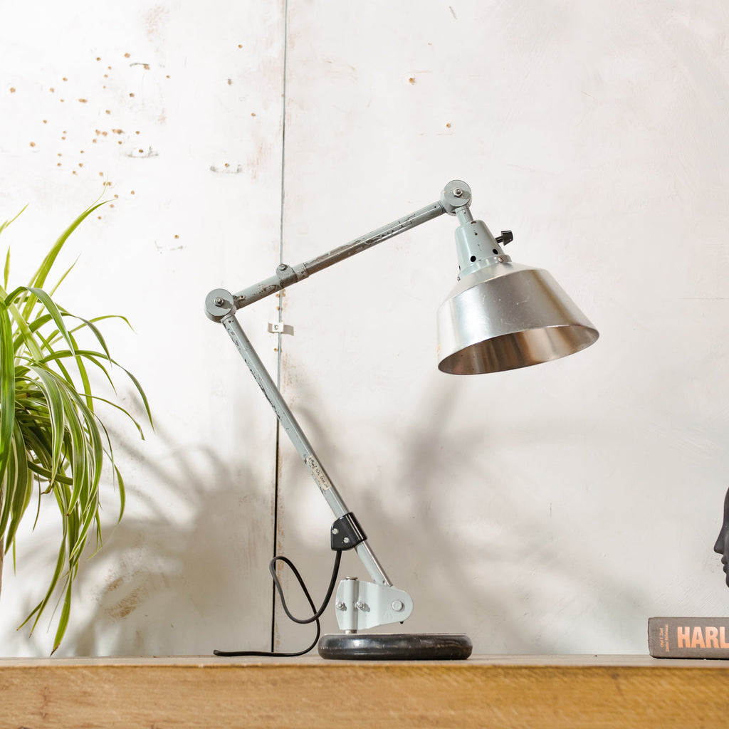 Midgard R2 bureaulamp uit de jaren 50, ontworpen door Curt Fischer Design Lighting, met originele lak en aluminium kap.