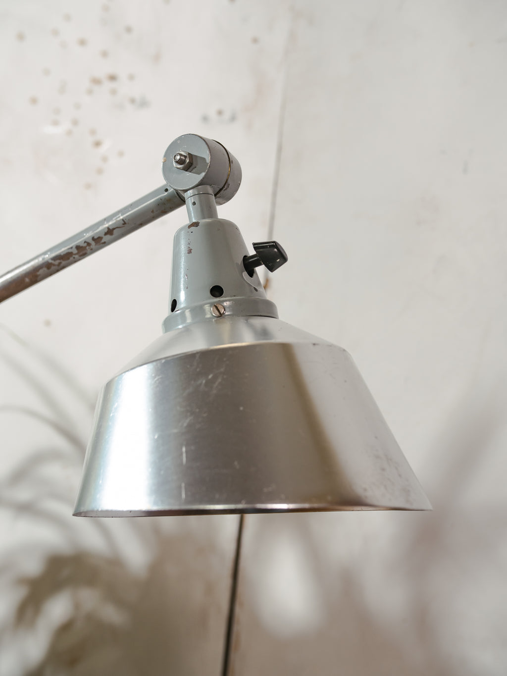 Midgard R2 bureaulamp uit de jaren 50, ontworpen door Curt Fischer Design Lighting, met originele lak en aluminium kap.