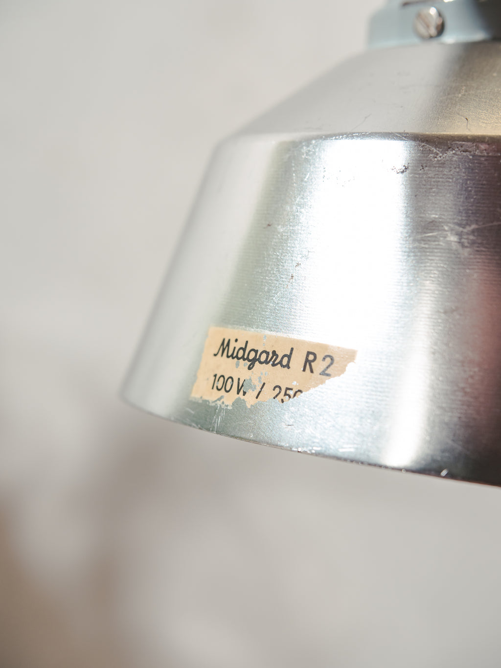 Midgard R2 bureaulamp uit de jaren 50, ontworpen door Curt Fischer Design Lighting, met originele lak en aluminium kap.