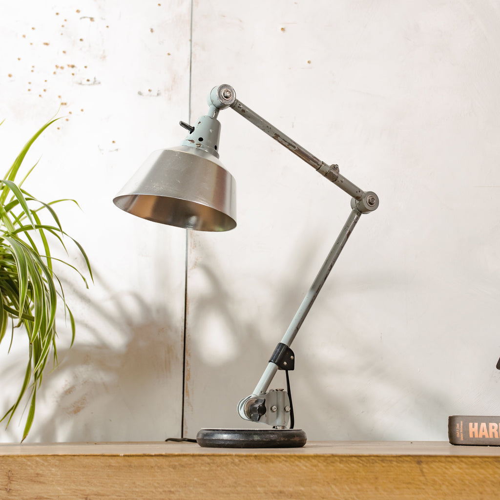Midgard R2 bureaulamp uit de jaren 50, ontworpen door Curt Fischer Design Lighting, met originele lak en aluminium kap.