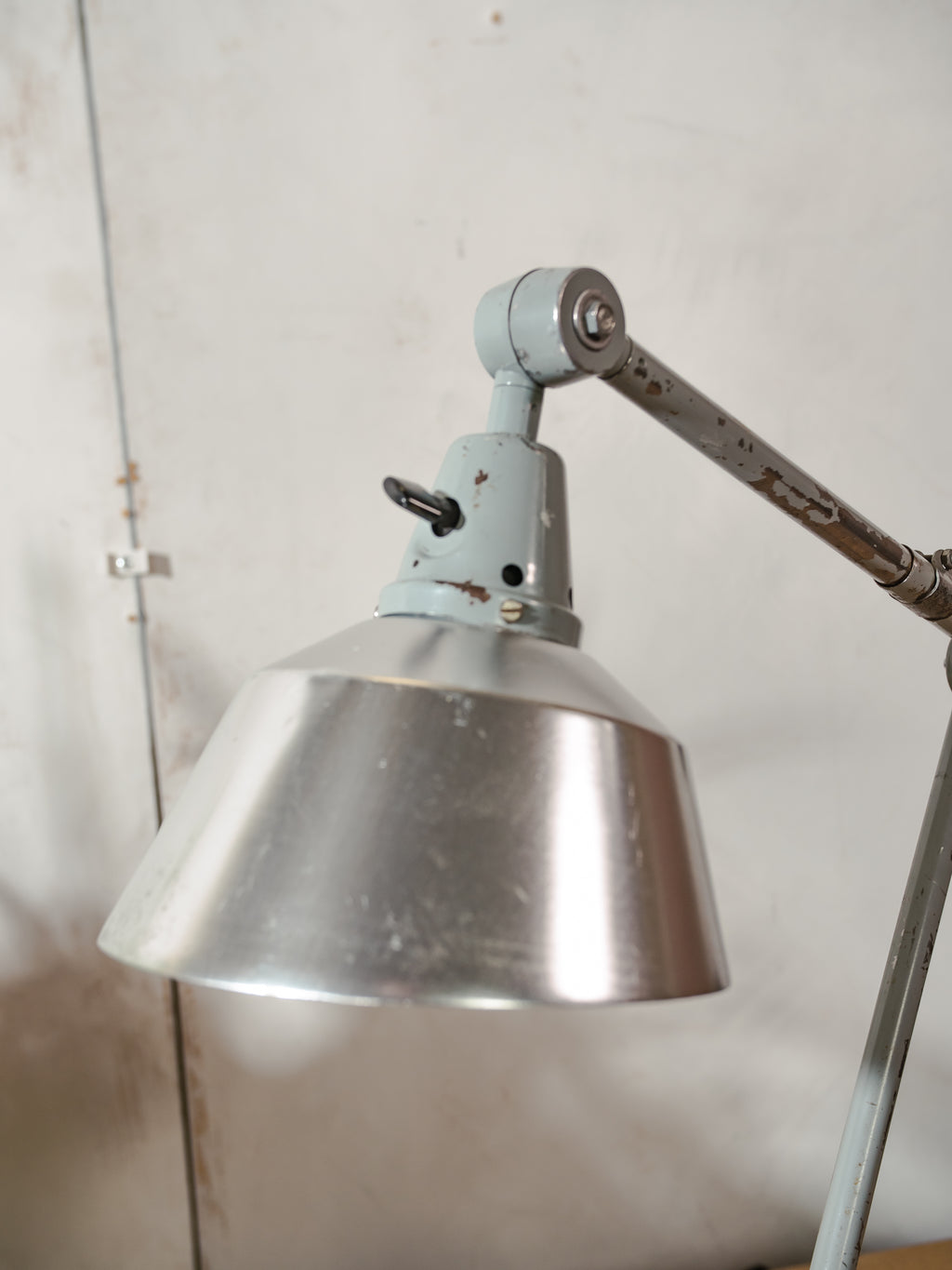 Midgard R2 bureaulamp uit de jaren 50, ontworpen door Curt Fischer Design Lighting, met originele lak en aluminium kap.