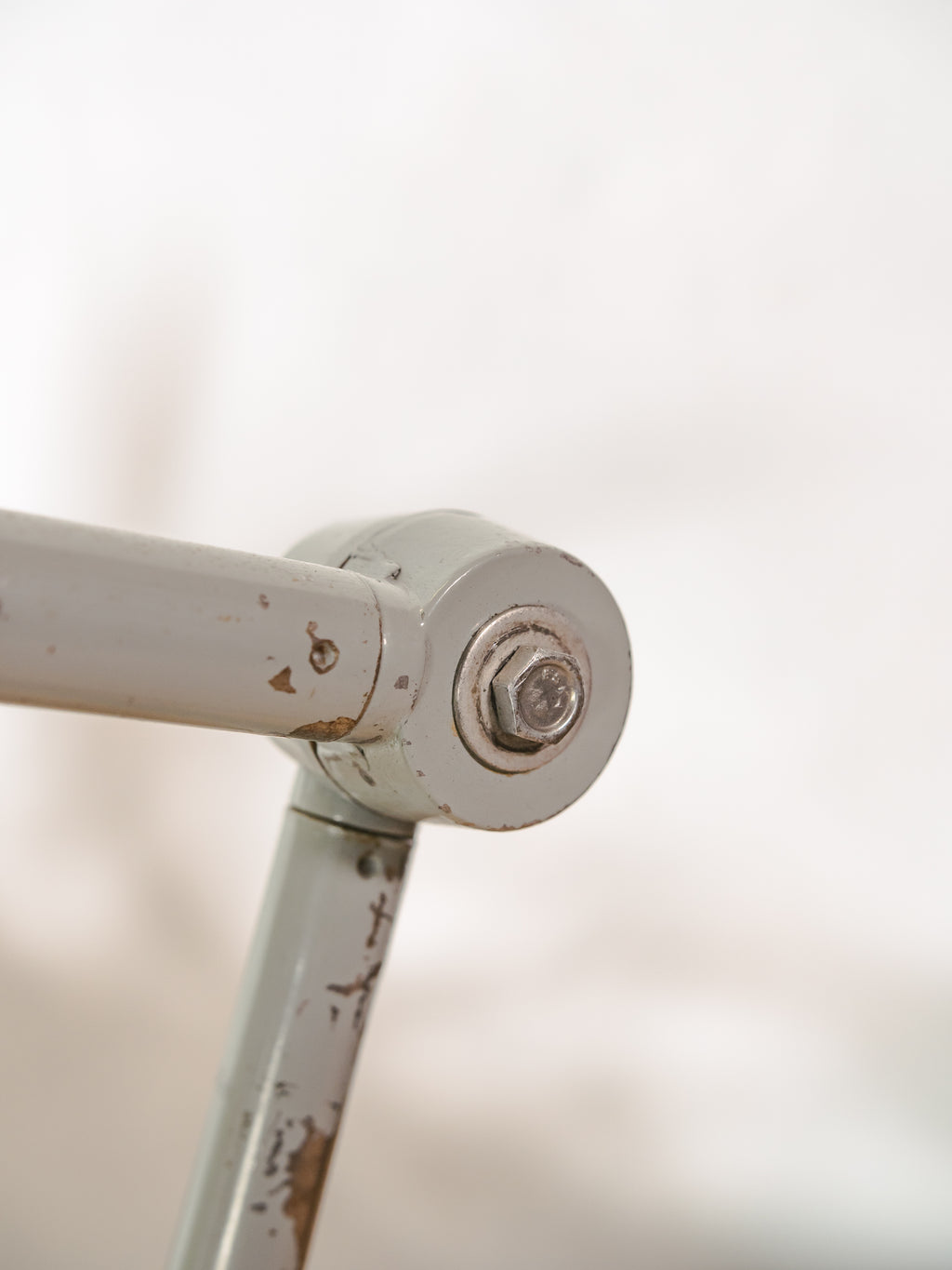 Midgard R2 bureaulamp uit de jaren 50, ontworpen door Curt Fischer Design Lighting, met originele lak en aluminium kap.