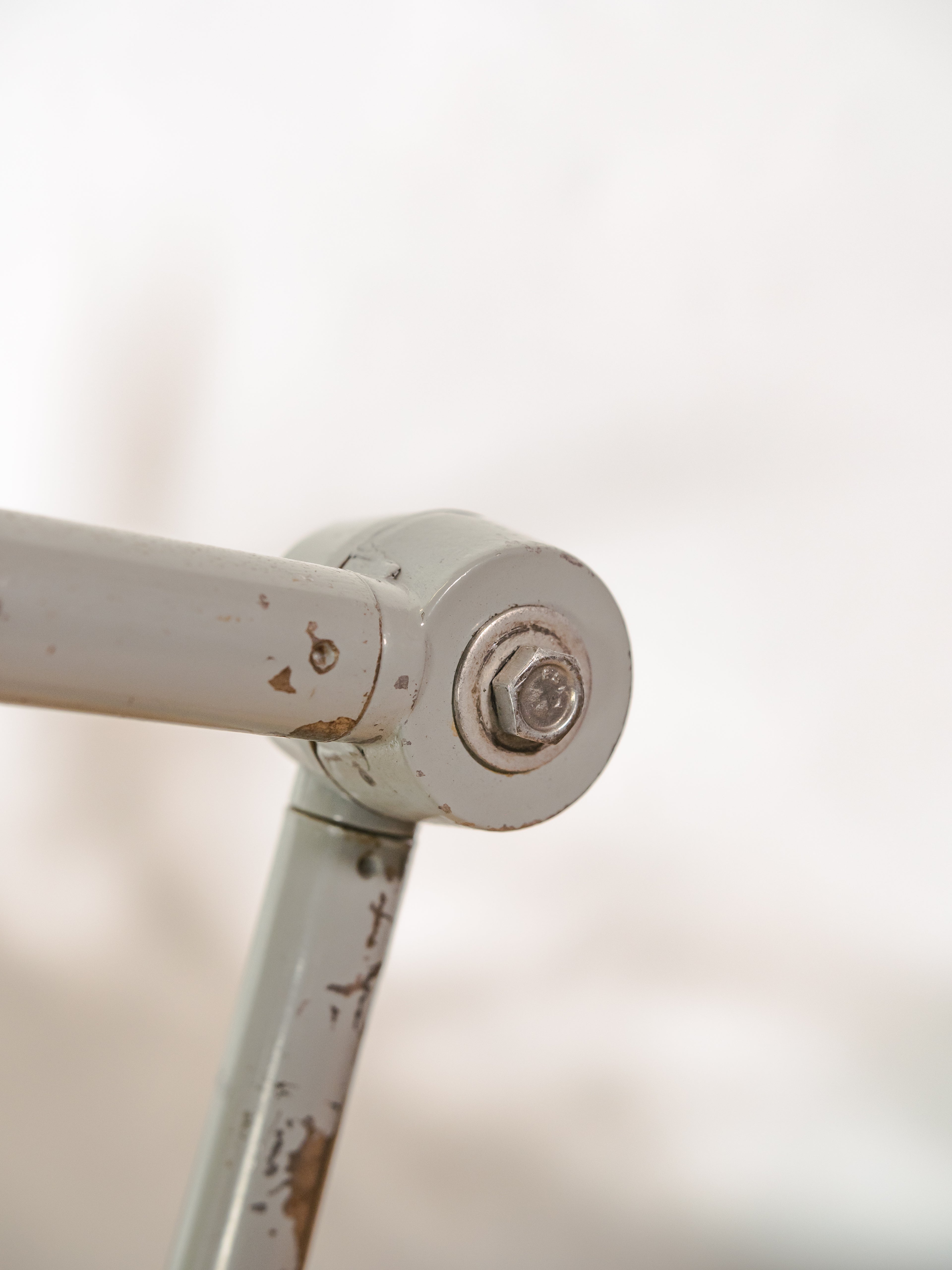Midgard R2 bureaulamp uit de jaren 50, ontworpen door Curt Fischer Design Lighting, met originele lak en aluminium kap.