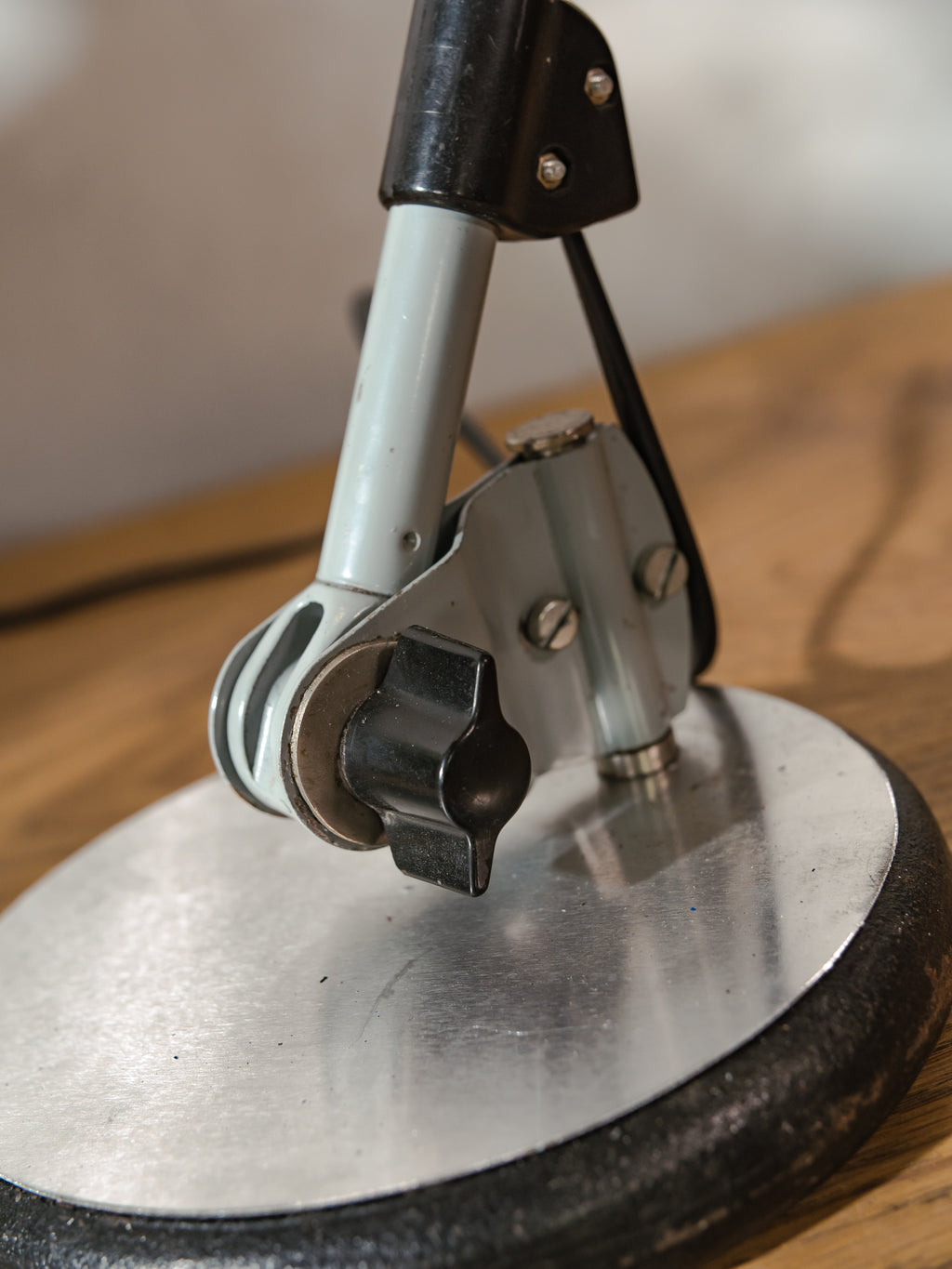Midgard R2 bureaulamp uit de jaren 50, ontworpen door Curt Fischer Design Lighting, met originele lak en aluminium kap.