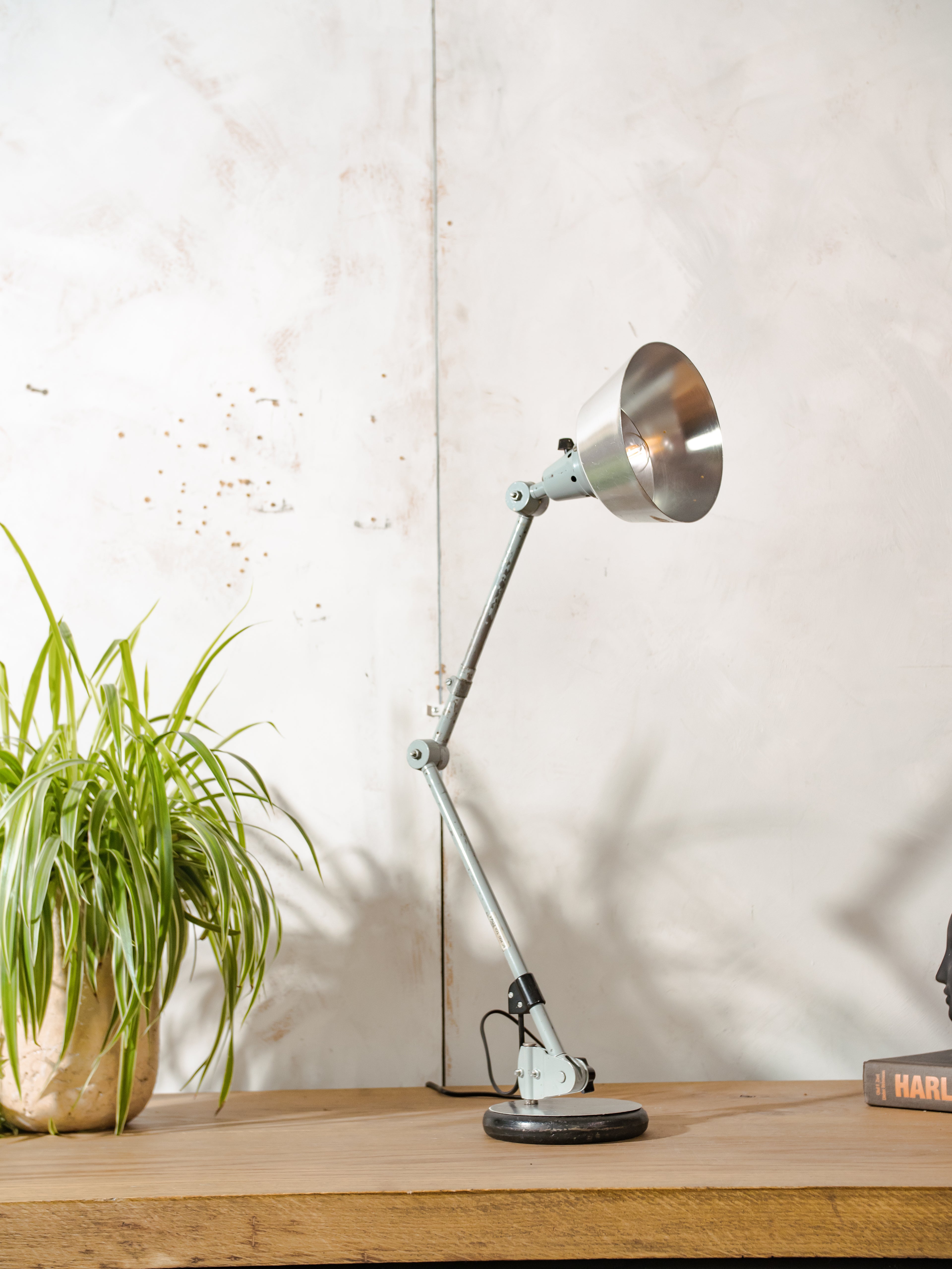 Midgard R2 bureaulamp uit de jaren 50, ontworpen door Curt Fischer Design Lighting, met originele lak en aluminium kap.