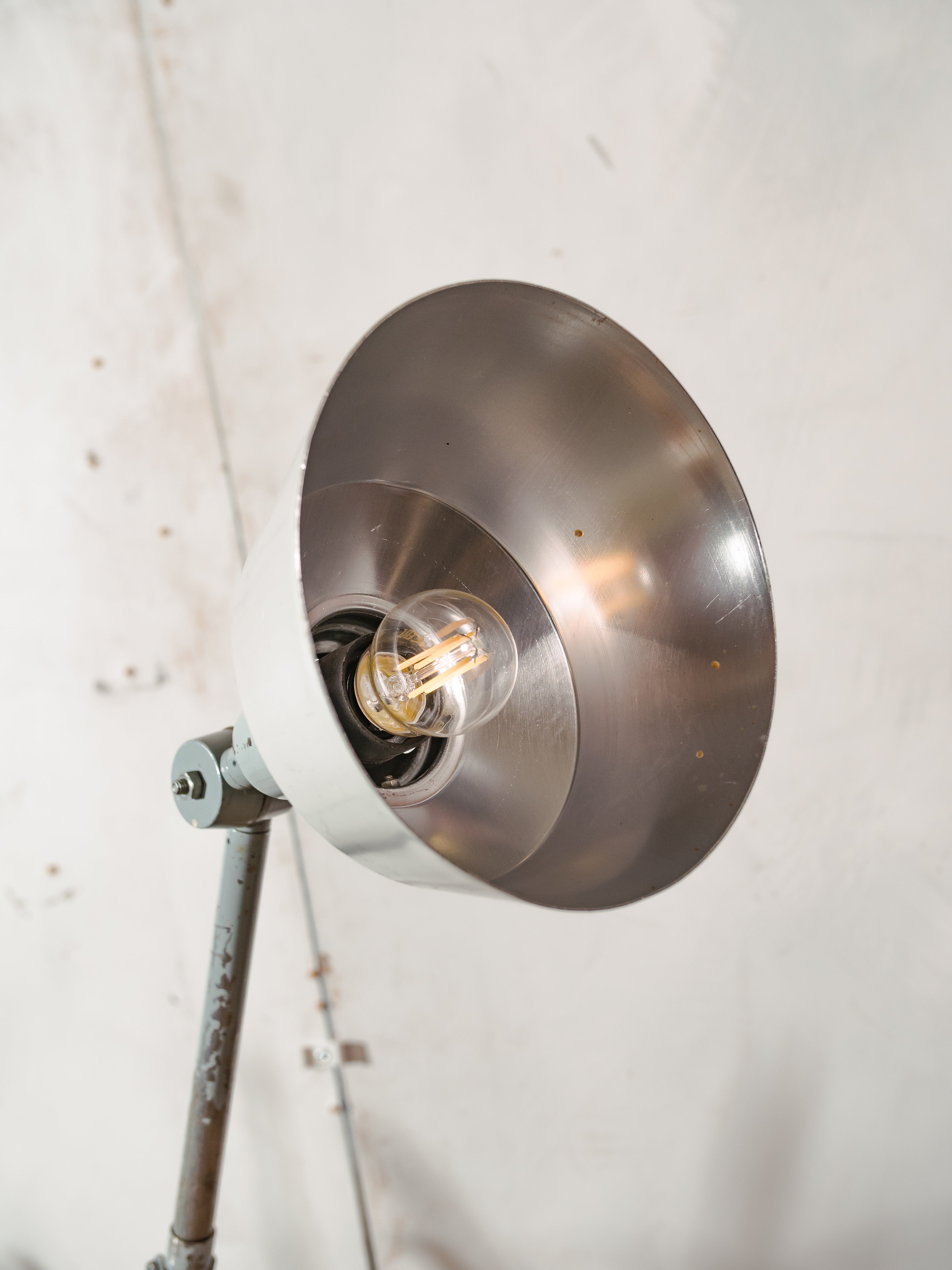 Midgard R2 bureaulamp uit de jaren 50, ontworpen door Curt Fischer Design Lighting, met originele lak en aluminium kap.