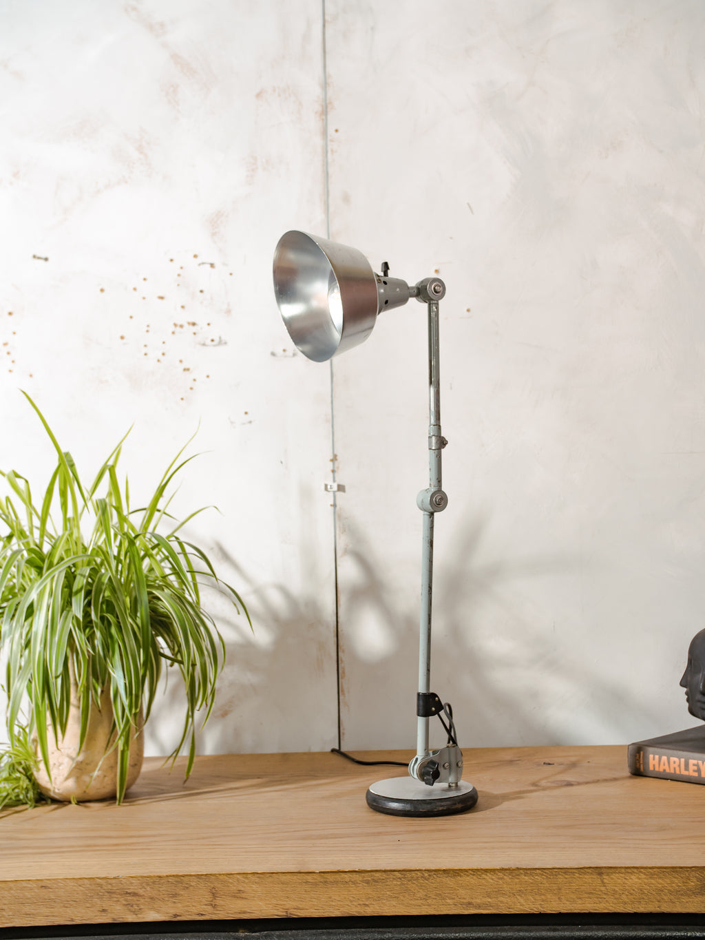 Midgard R2 bureaulamp uit de jaren 50, ontworpen door Curt Fischer Design Lighting, met originele lak en aluminium kap.