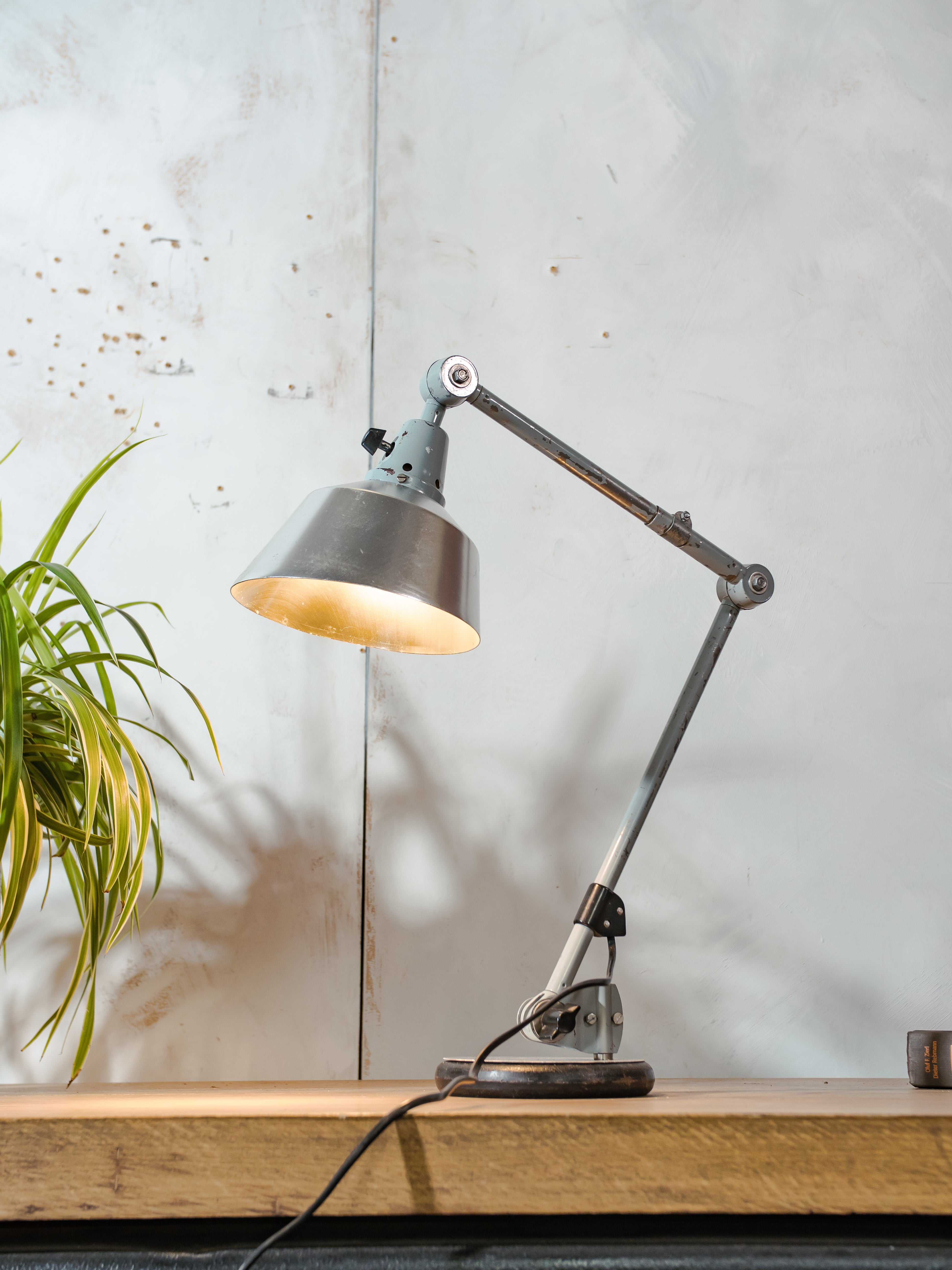 Midgard R2 bureaulamp uit de jaren 50, ontworpen door Curt Fischer Design Lighting, met originele lak en aluminium kap.