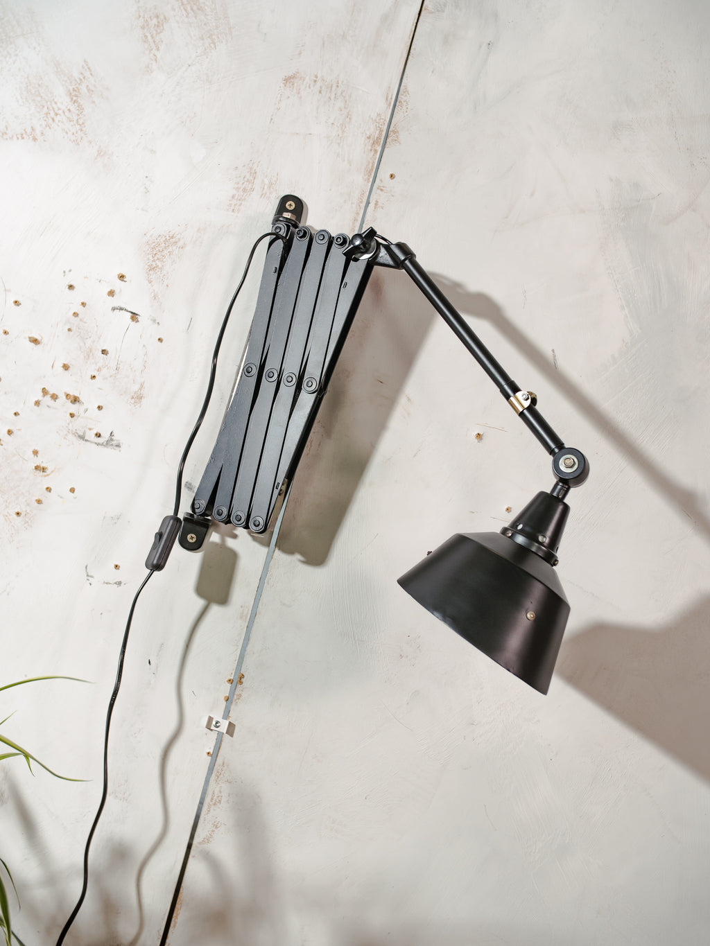 MIDGARD XXL schaarlamp uit de jaren 1930, gerenoveerde antieke zwarte werkplaatslamp, zeldzame wandlamp in de vorm van een harmonica, ontwerp van Curt Fischer.