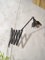 MIDGARD XXL schaarlamp uit de jaren 1930, gerenoveerde antieke zwarte werkplaatslamp, zeldzame wandlamp in de vorm van een harmonica, ontwerp van Curt Fischer.