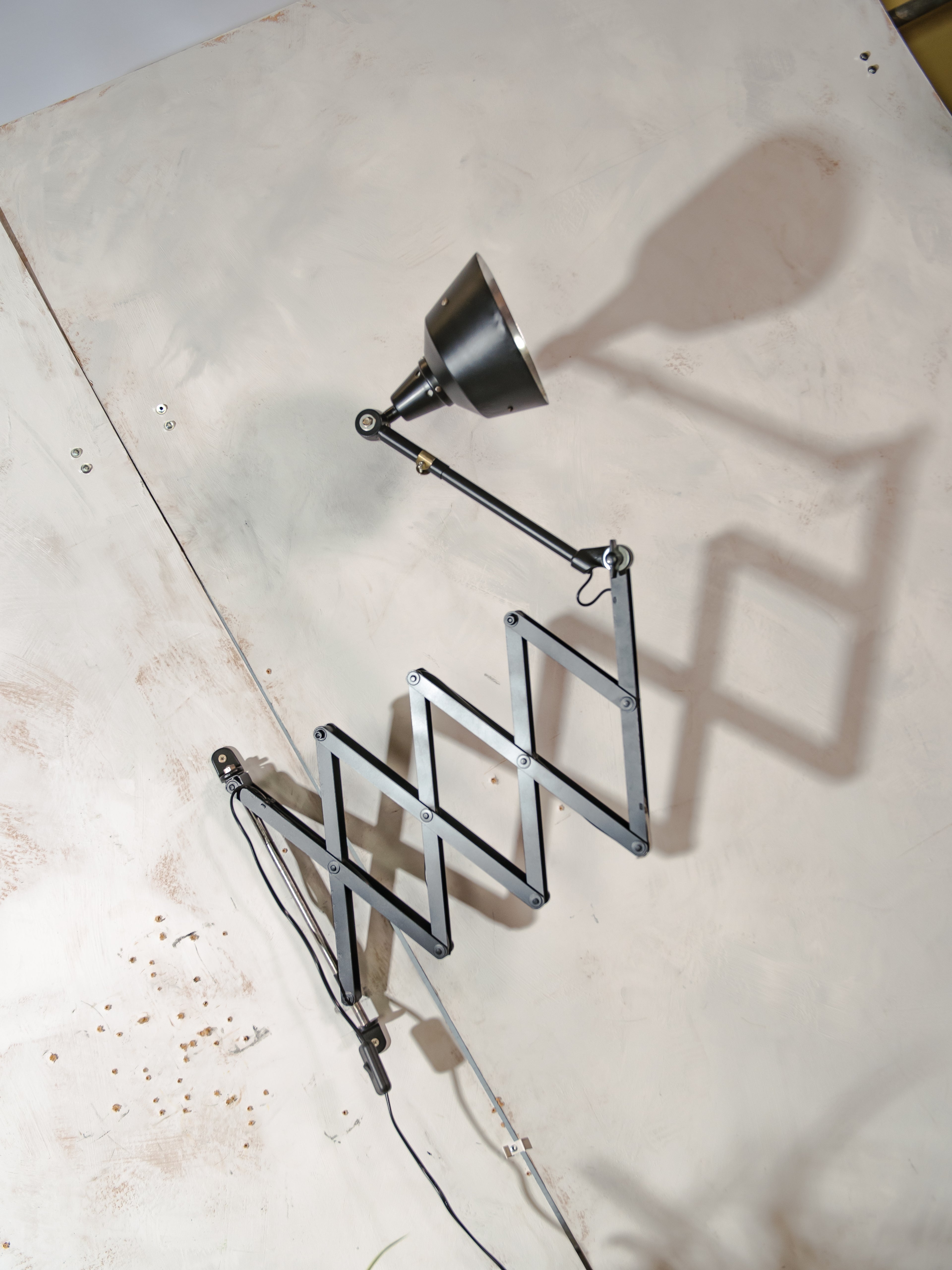 MIDGARD XXL schaarlamp uit de jaren 1930, gerenoveerde antieke zwarte werkplaatslamp, zeldzame wandlamp in de vorm van een harmonica, ontwerp van Curt Fischer.