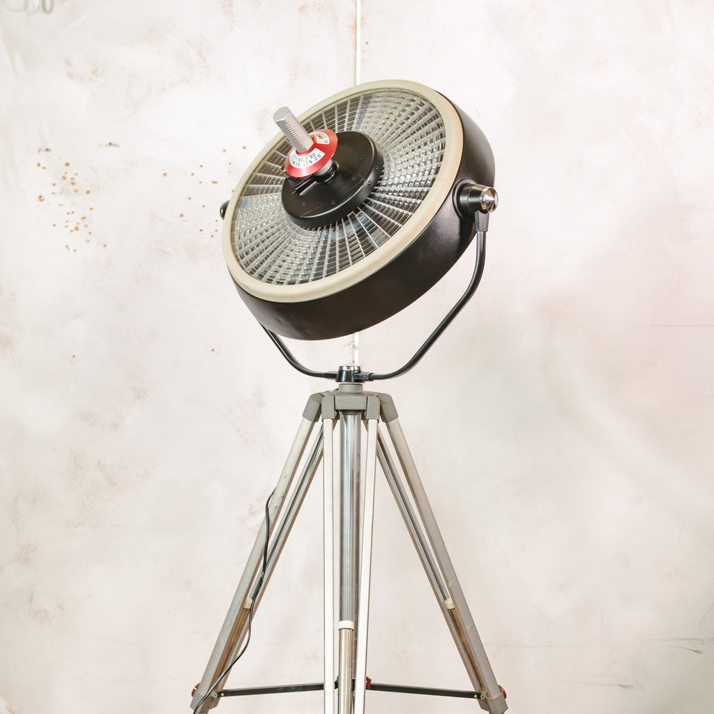 Vintage zwarte upcyclede operatielamp voor in het ziekenhuis op een Bilora statief, retro industriële staande lamp, unieke hergebruikte chirurgische verlichting