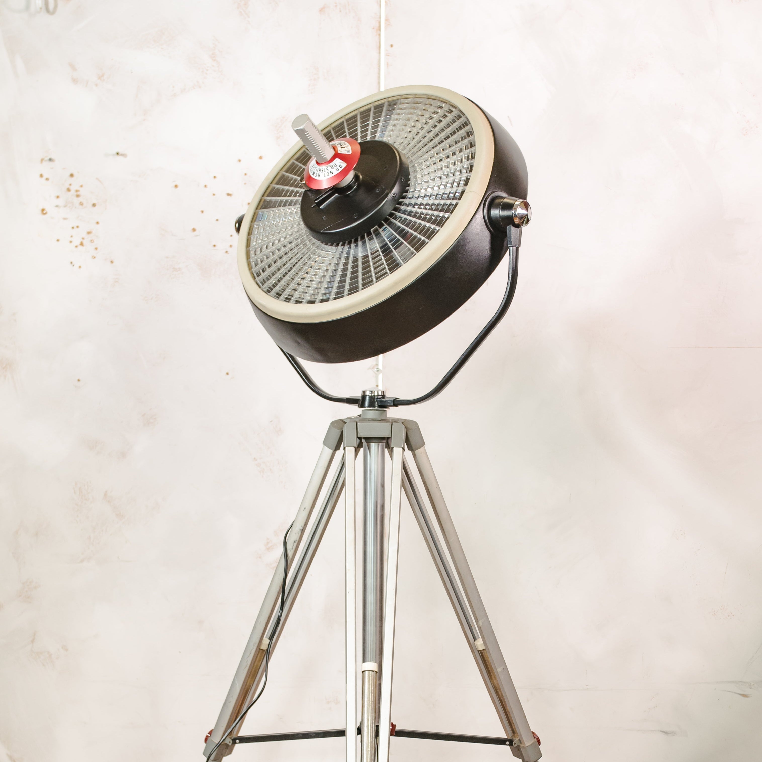 Vintage zwarte upcyclede operatielamp voor in het ziekenhuis op een Bilora statief, retro industriële staande lamp, unieke hergebruikte chirurgische verlichting