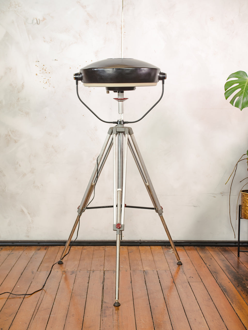 Vintage zwarte upcyclede operatielamp voor in het ziekenhuis op een Bilora statief, retro industriële staande lamp, unieke hergebruikte chirurgische verlichting