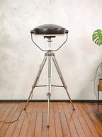 Vintage zwarte upcyclede operatielamp voor in het ziekenhuis op een Bilora statief, retro industriële staande lamp, unieke hergebruikte chirurgische verlichting