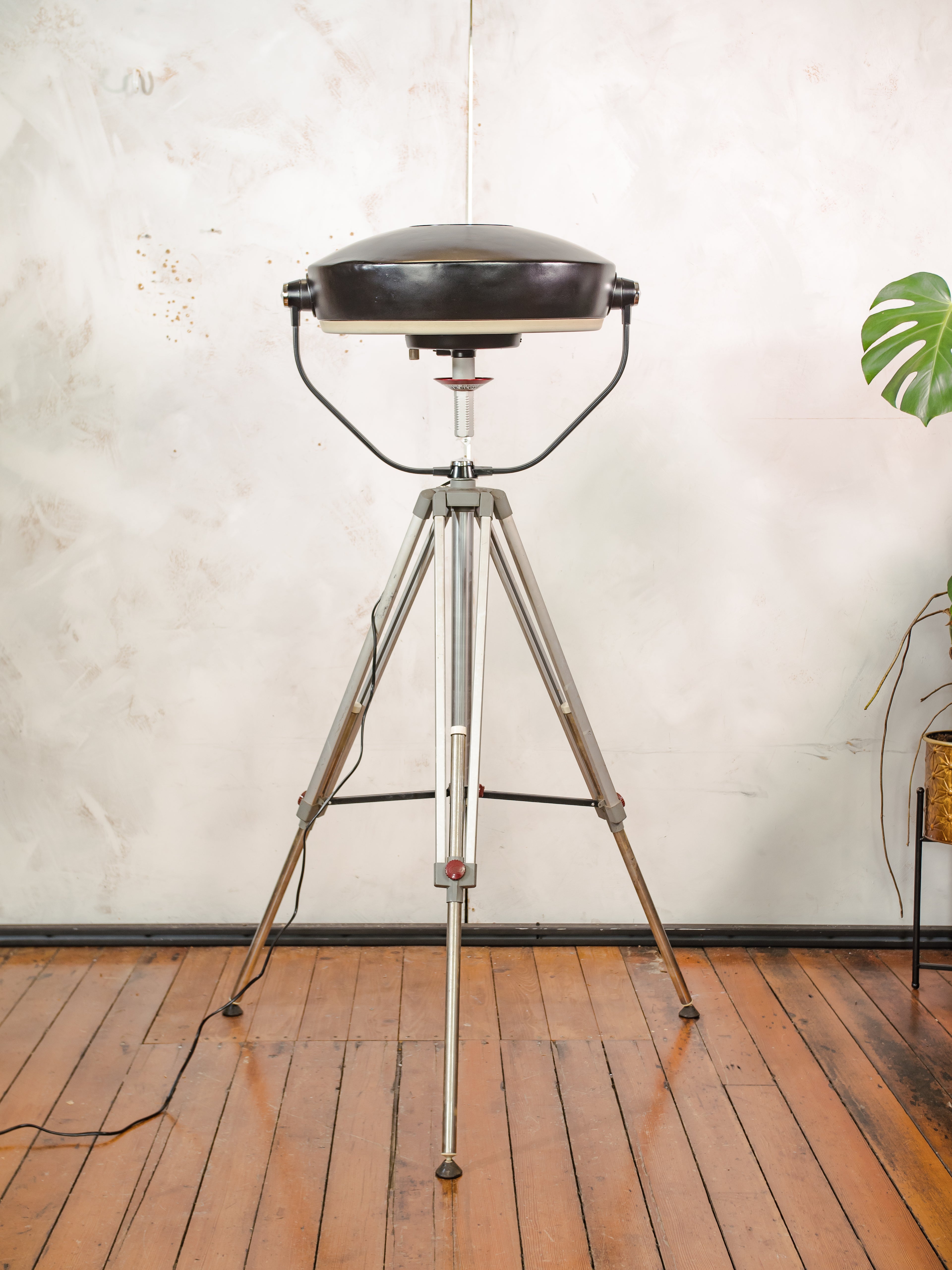 Vintage zwarte upcyclede operatielamp voor in het ziekenhuis op een Bilora statief, retro industriële staande lamp, unieke hergebruikte chirurgische verlichting