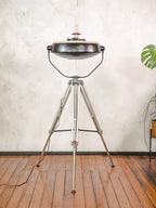Vintage zwarte upcyclede operatielamp voor in het ziekenhuis op een Bilora statief, retro industriële staande lamp, unieke hergebruikte chirurgische verlichting