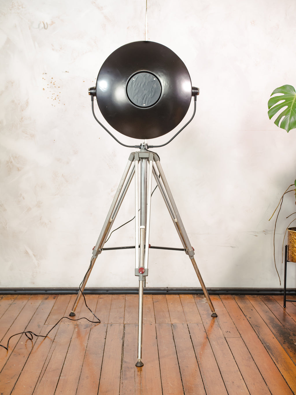 Vintage zwarte upcyclede operatielamp voor in het ziekenhuis op een Bilora statief, retro industriële staande lamp, unieke hergebruikte chirurgische verlichting