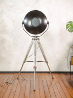 Vintage zwarte upcyclede operatielamp voor in het ziekenhuis op een Bilora statief, retro industriële staande lamp, unieke hergebruikte chirurgische verlichting