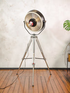 Vintage zwarte upcyclede operatielamp voor in het ziekenhuis op een Bilora statief, retro industriële staande lamp, unieke hergebruikte chirurgische verlichting