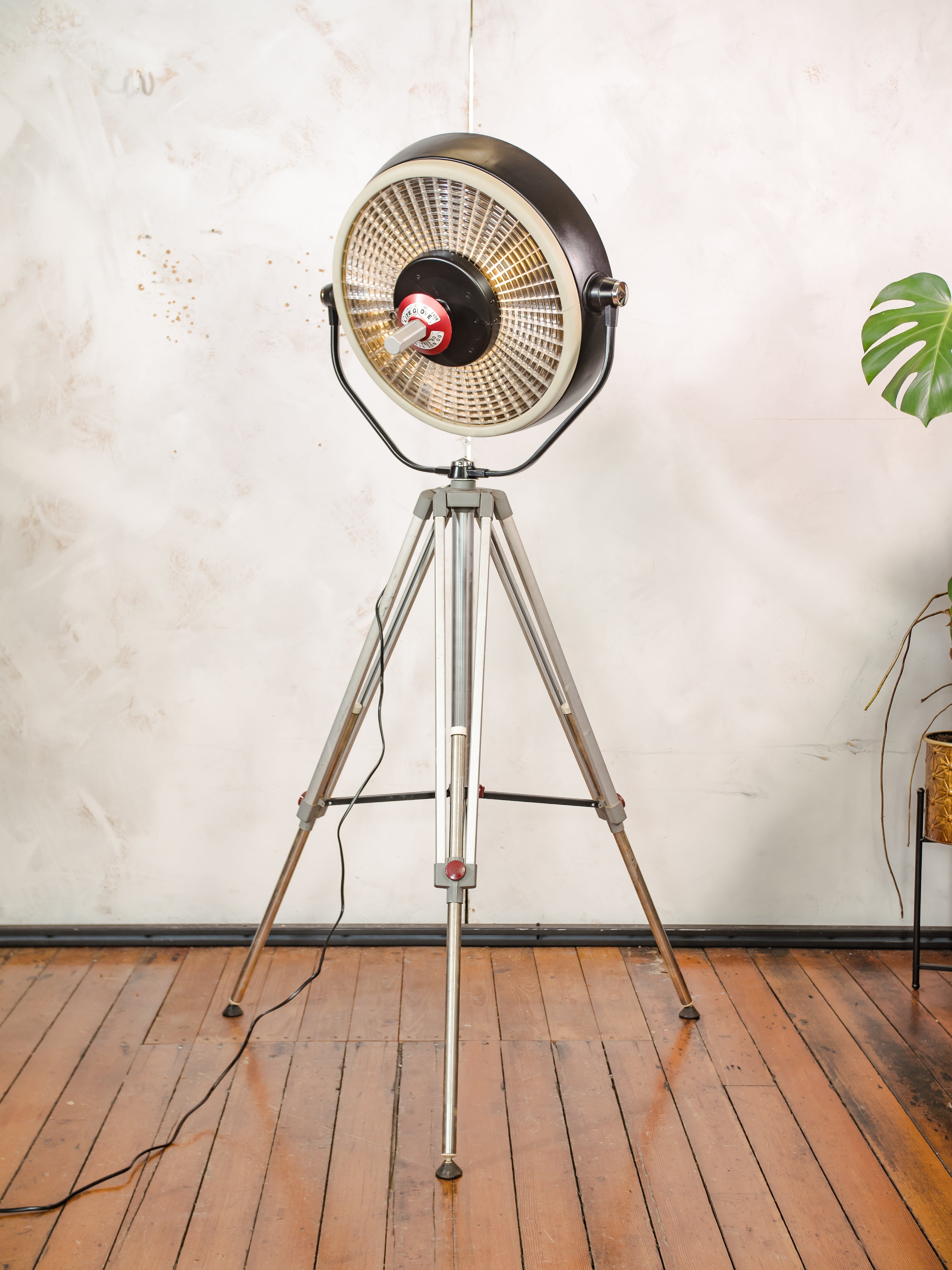 Vintage zwarte upcyclede operatielamp voor in het ziekenhuis op een Bilora statief, retro industriële staande lamp, unieke hergebruikte chirurgische verlichting