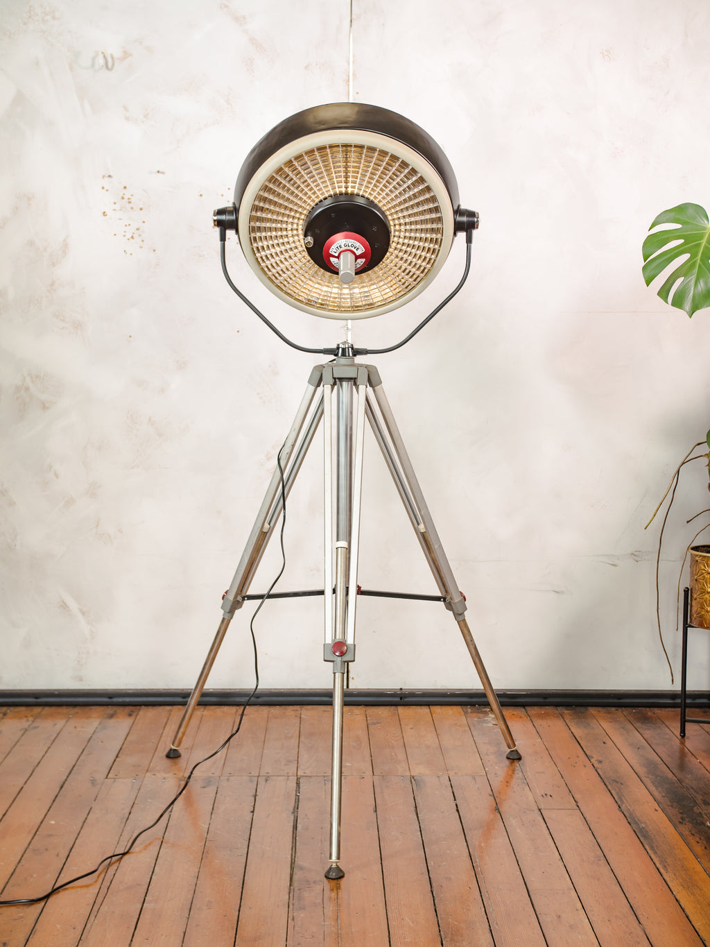 Vintage zwarte upcyclede operatielamp voor in het ziekenhuis op een Bilora statief, retro industriële staande lamp, unieke hergebruikte chirurgische verlichting