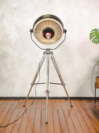 Vintage zwarte upcyclede operatielamp voor in het ziekenhuis op een Bilora statief, retro industriële staande lamp, unieke hergebruikte chirurgische verlichting