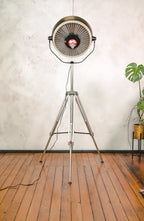Vintage zwarte upcyclede operatielamp voor in het ziekenhuis op een Bilora statief, retro industriële staande lamp, unieke hergebruikte chirurgische verlichting