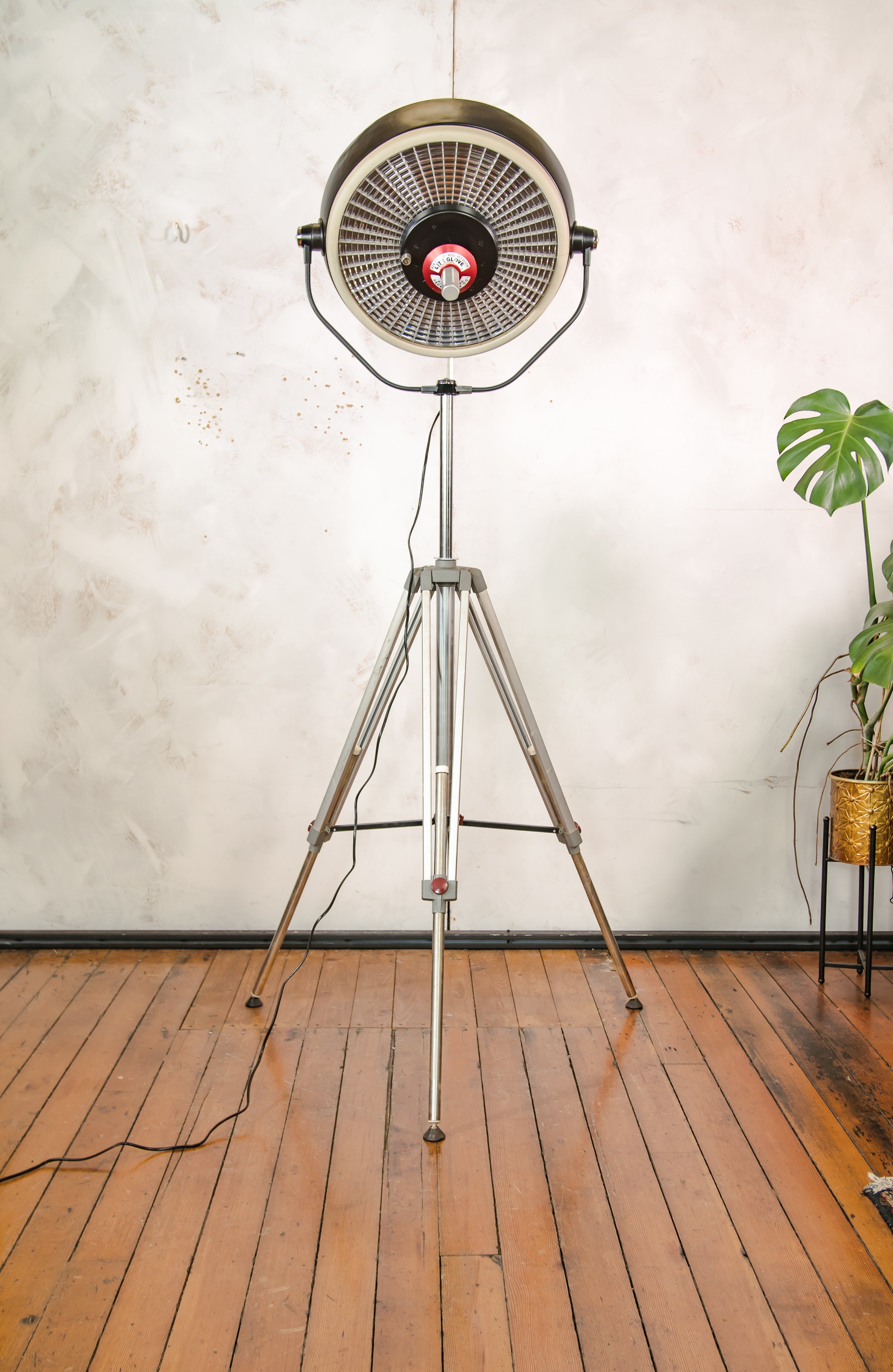 Vintage zwarte upcyclede operatielamp voor in het ziekenhuis op een Bilora statief, retro industriële staande lamp, unieke hergebruikte chirurgische verlichting