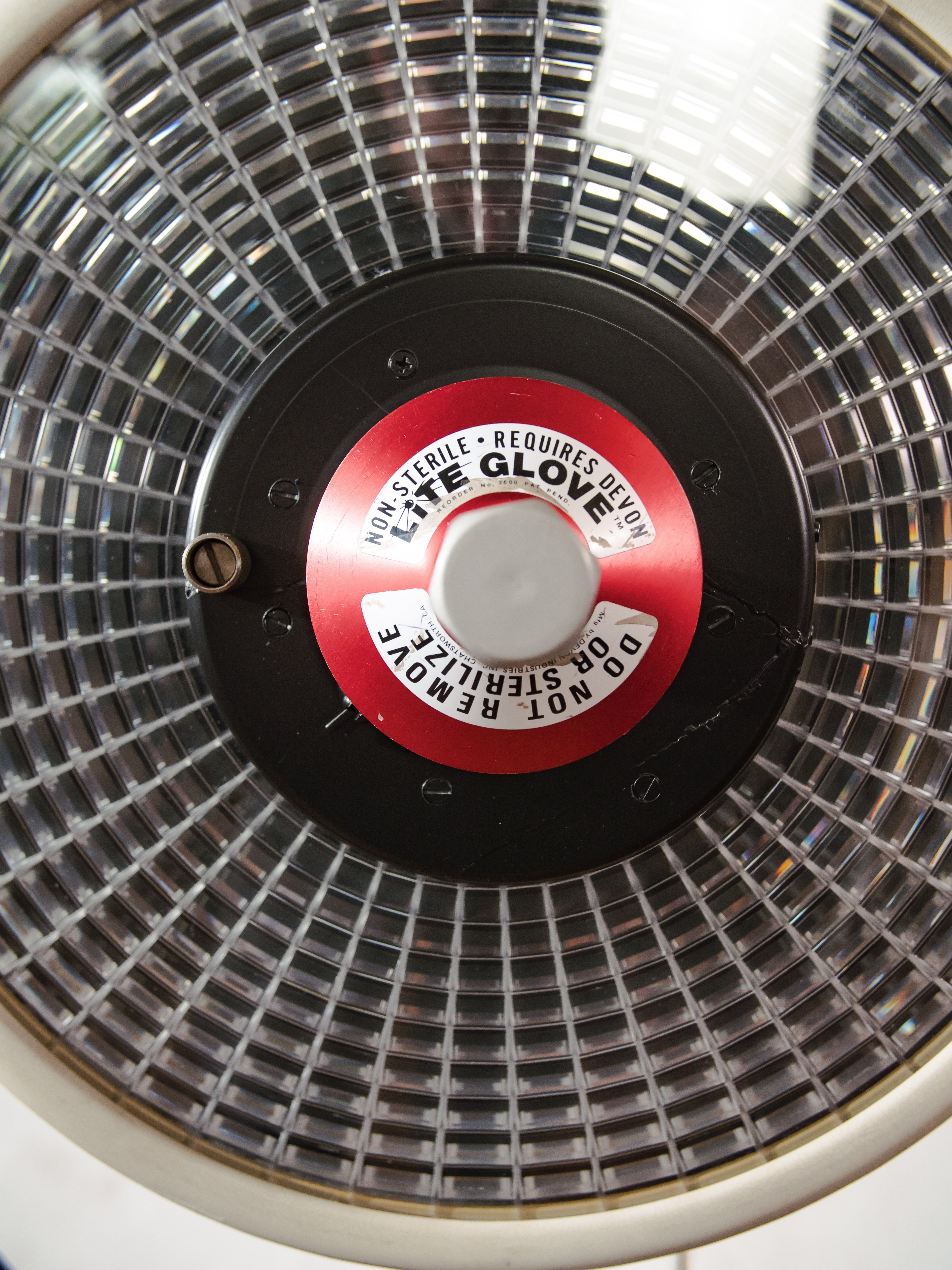 Vintage zwarte upcyclede operatielamp voor in het ziekenhuis op een Bilora statief, retro industriële staande lamp, unieke hergebruikte chirurgische verlichting