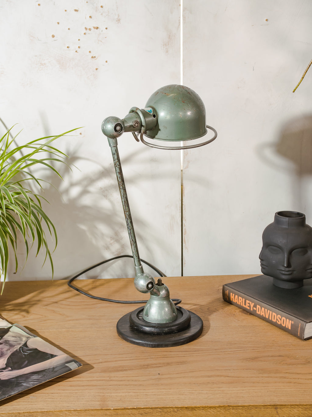 Jielde Vespa groen bureaulamp met één arm uit de jaren 50, vintage werkplaatslamp, Jieldé Franse designverlichting, mid-century tafel- en kantoorinrichting